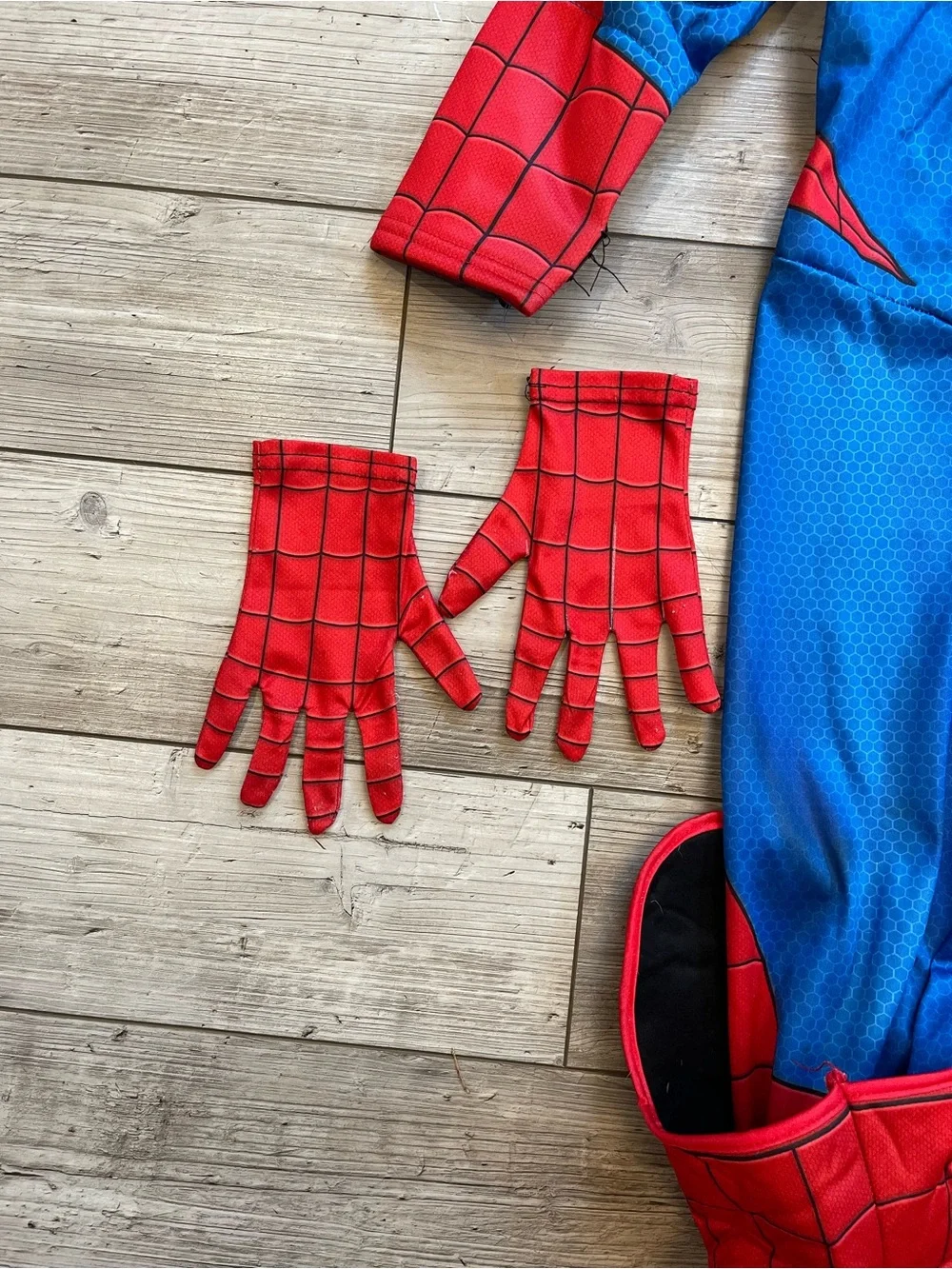 Marvel | Spiderman Costume w/ Mask & Gloves | Size: 5T - Picture 5 of 7